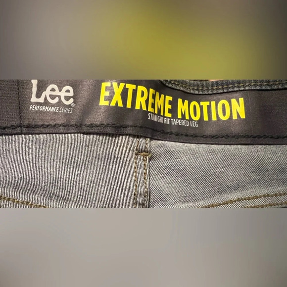 NWT MEN’S EXTREME MOTION STRAIGHT FIT TAPERED LEG JEANS IN MAVERICK - Picture 9 of 11